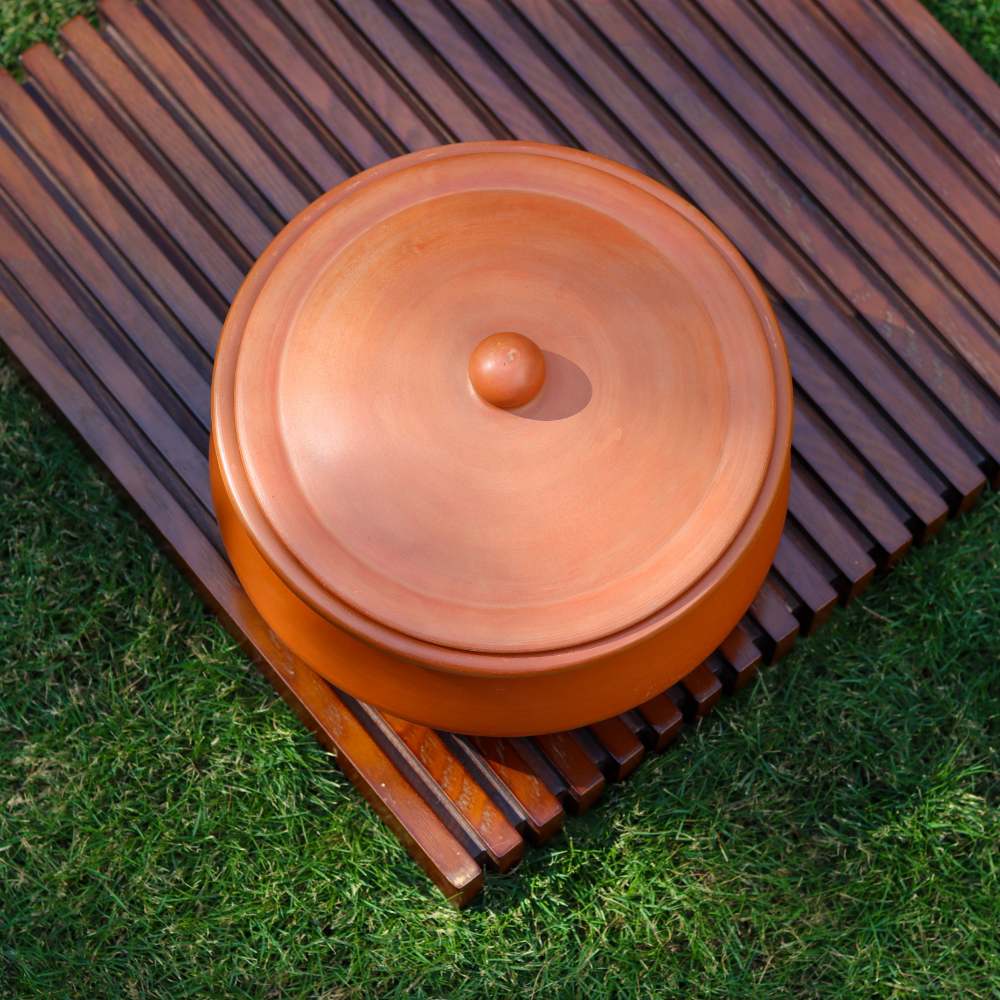 Unglazed Clay Handi / Earthen Hot Case / Flat-Base Clay Pots Combo for Cooking & Serving with Lids – 2.5L & 2.5L (Red) (Natural Firing Shade & Mirror Shine) + FREE Ash for Cleaning